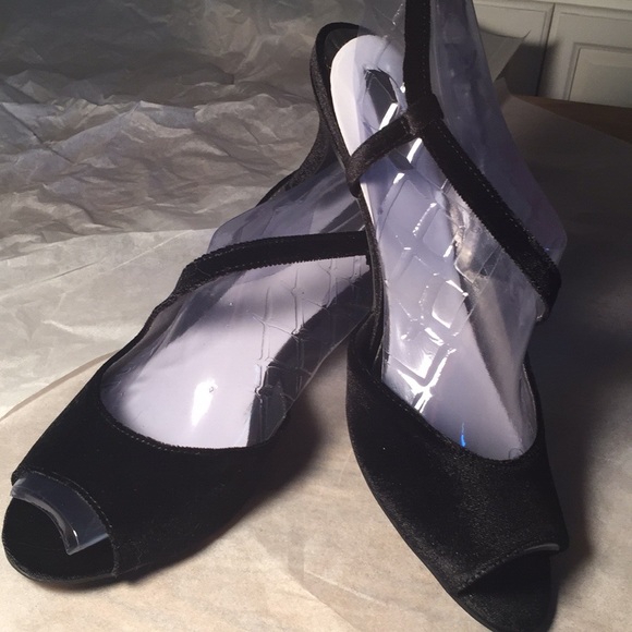 Bandolino Nossa peep toe velvet formal shoe. - Picture 2 of 8